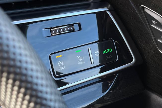 AUDI Q8 Photo 29