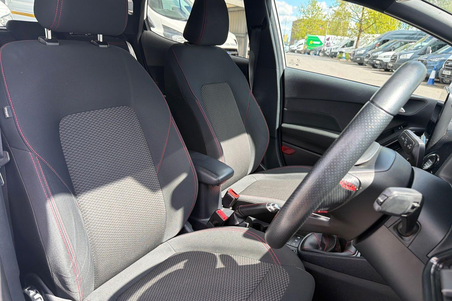 Ford FIESTA Photo 16