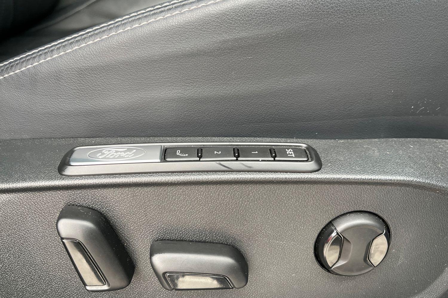 Ford EXPLORER Photo 25