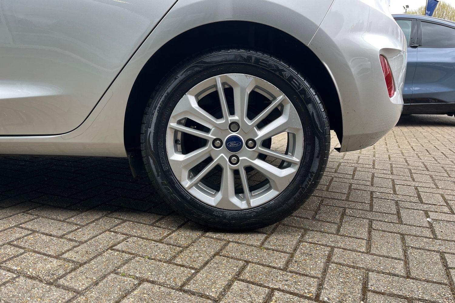 Ford Fiesta Photo 7
