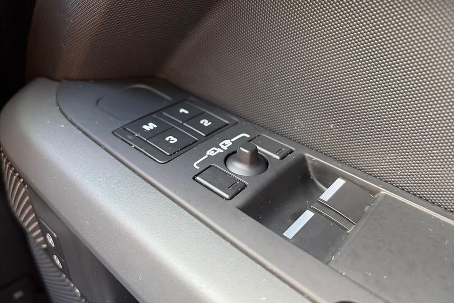 Land Rover Defender 90 Photo autoimg-1eaadd12a3f5097048261381b41f954ad684dc6f.jpg