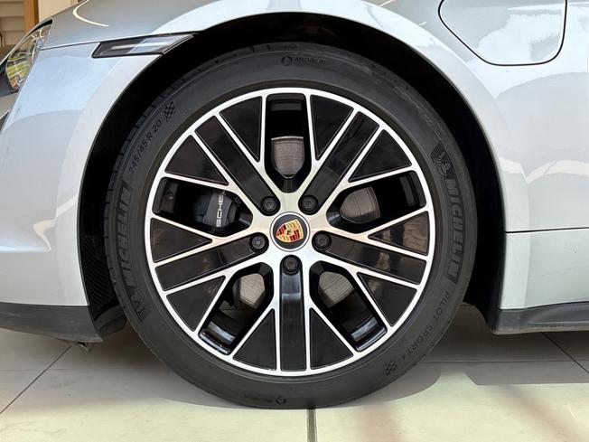 PORSCHE Taycan Photo 25