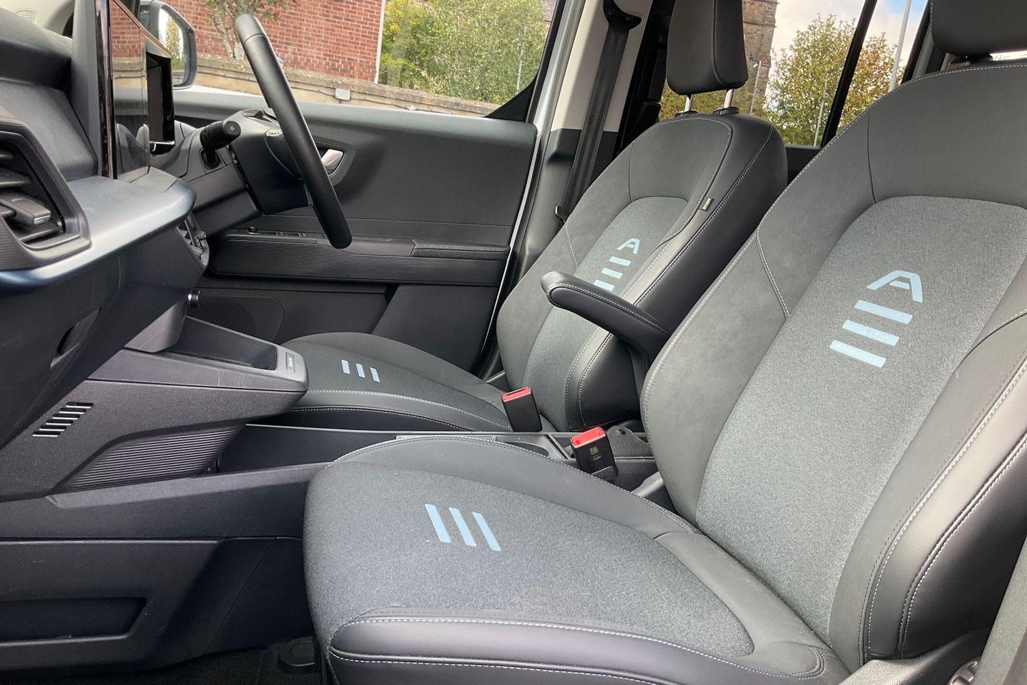 Ford E-Tourneo Courier Photo 18