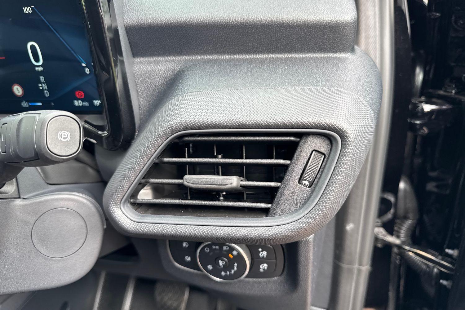 Ford E-TRANSIT COURIER Photo 28