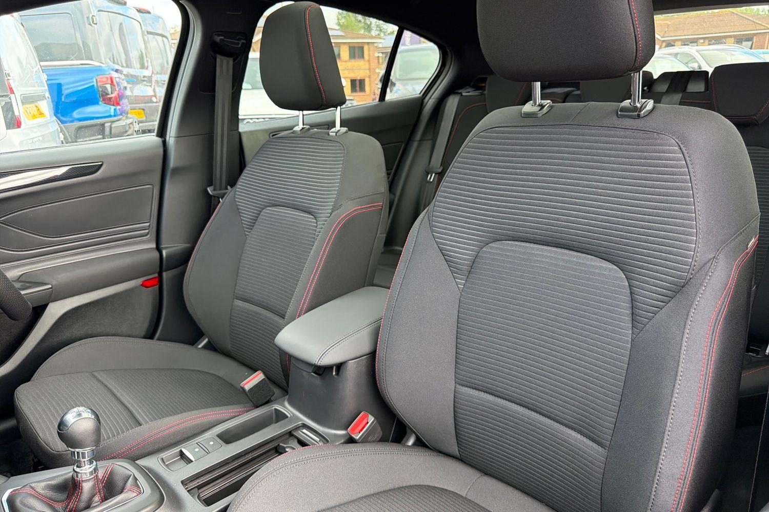 Ford Focus Photo 18