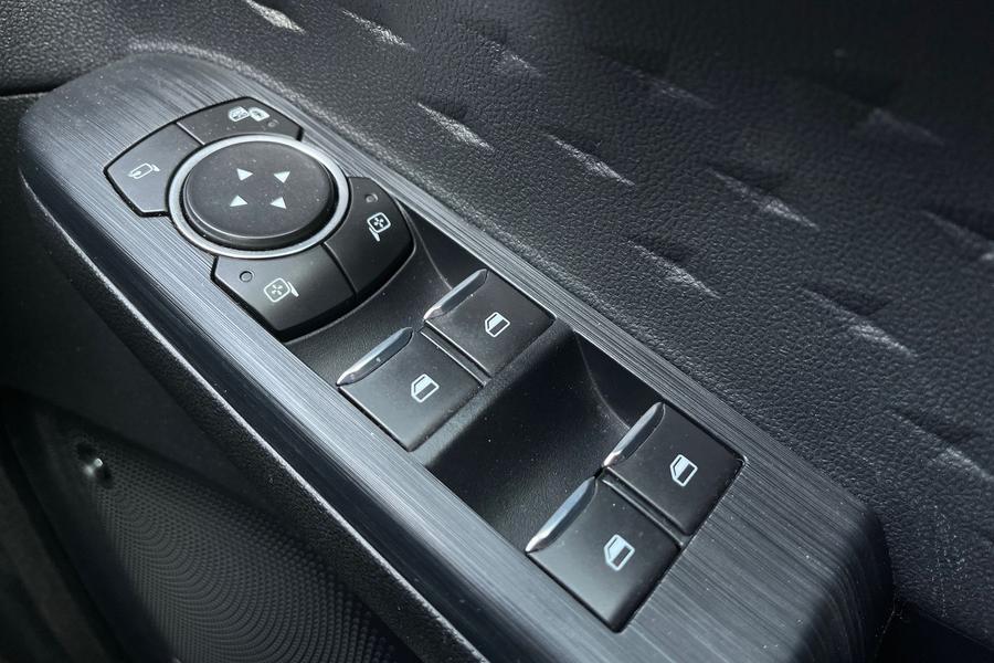 Ford Kuga Photo autoimg-1ed634666154d94244a7bb3aa1d42b1d4baef2c9.jpg