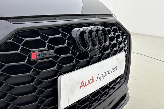 Audi RS4 Photo 31