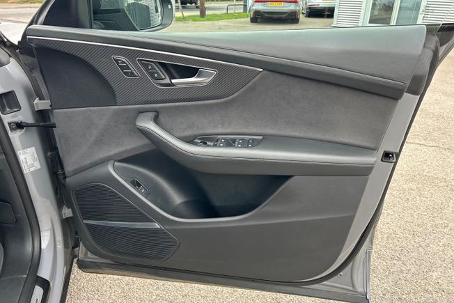 AUDI Rsq8 Photo 39