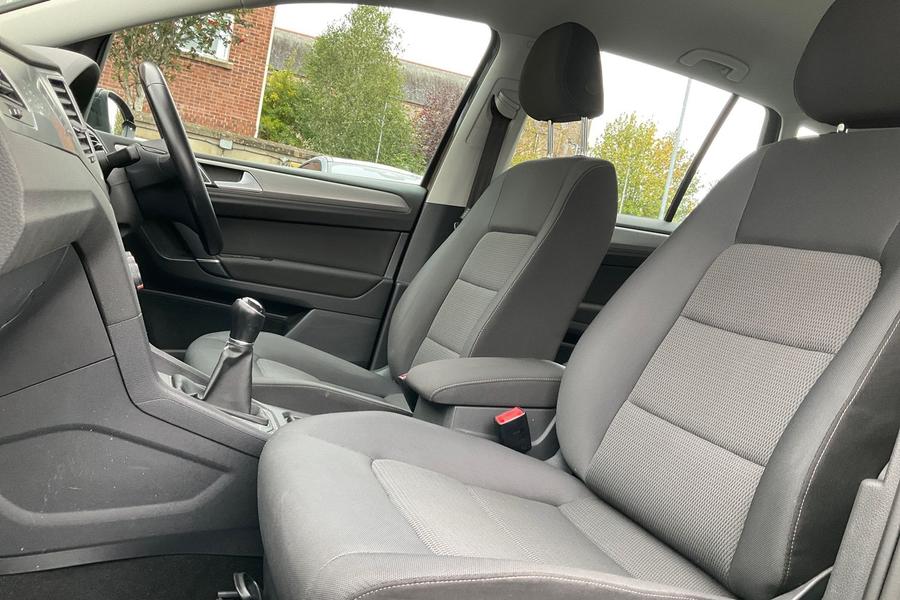 Volkswagen GOLF SV Photo autoimg-1f212d02755f883639ba146f93d450278d96b5a6.jpg