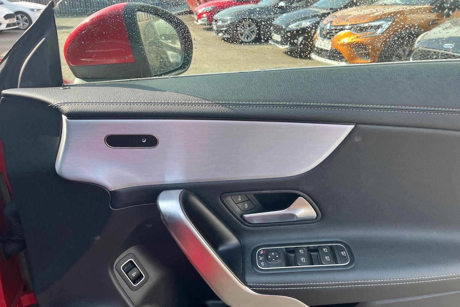 Mercedes-Benz CLA Photo 24