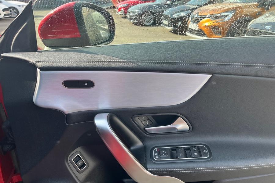 Mercedes-Benz CLA Photo autoimg-1f3d0288cc5ddb4ccef00bc3012a215c35ec7108.jpg