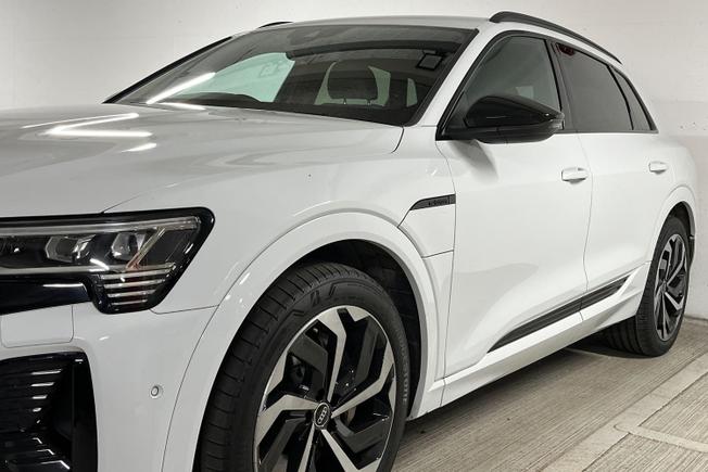 AUDI Q8 E-Tron Photo 40