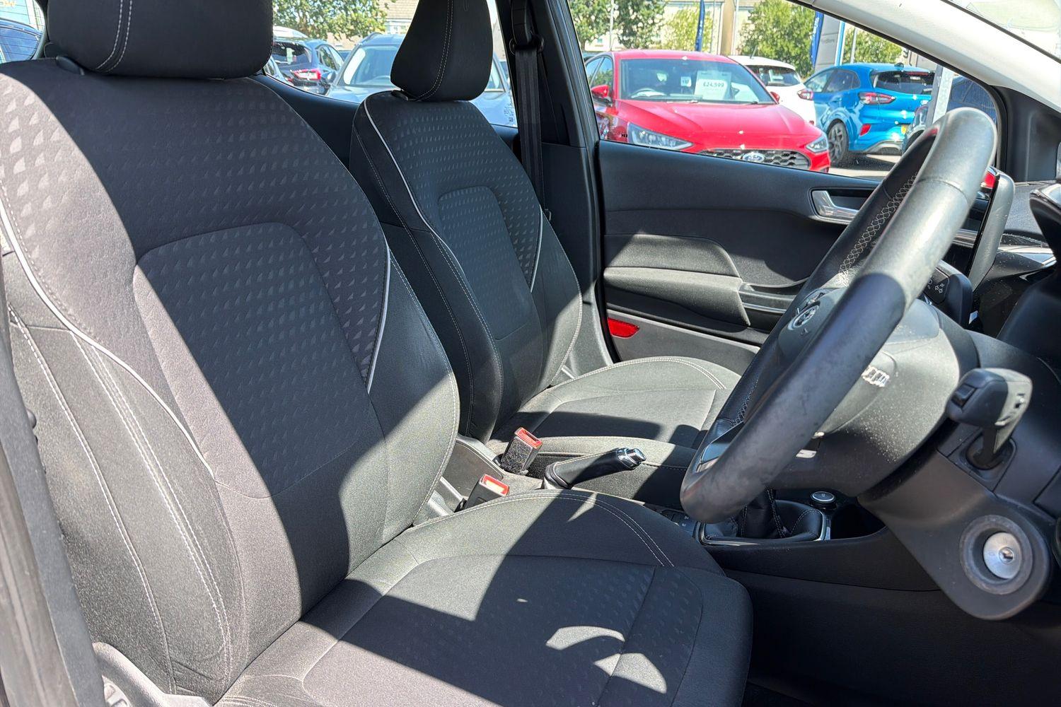 Ford FIESTA Photo 16