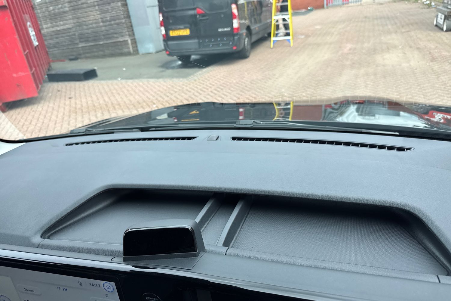 Ford E-TRANSIT COURIER Photo 31