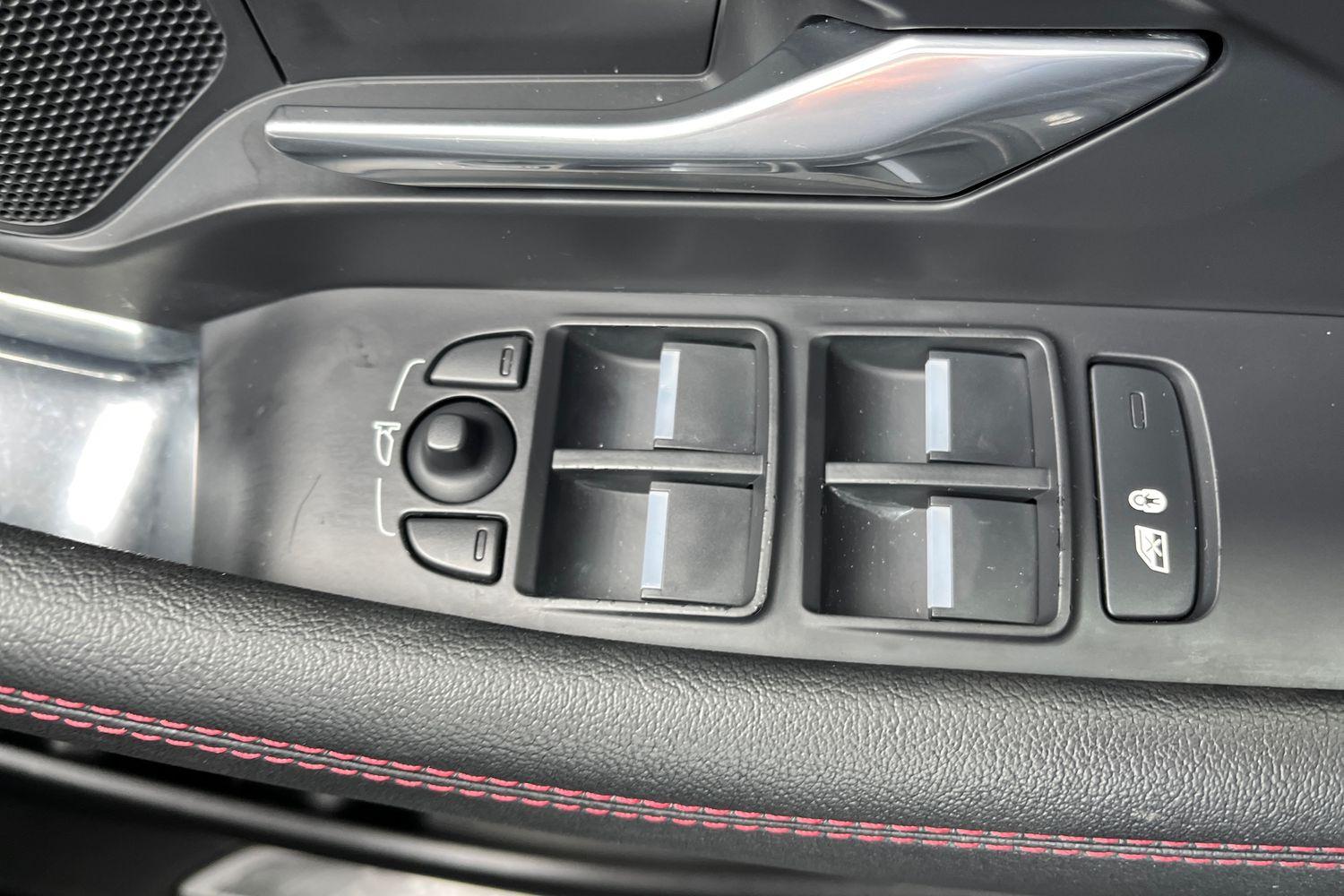 Jaguar E-PACE Photo 15