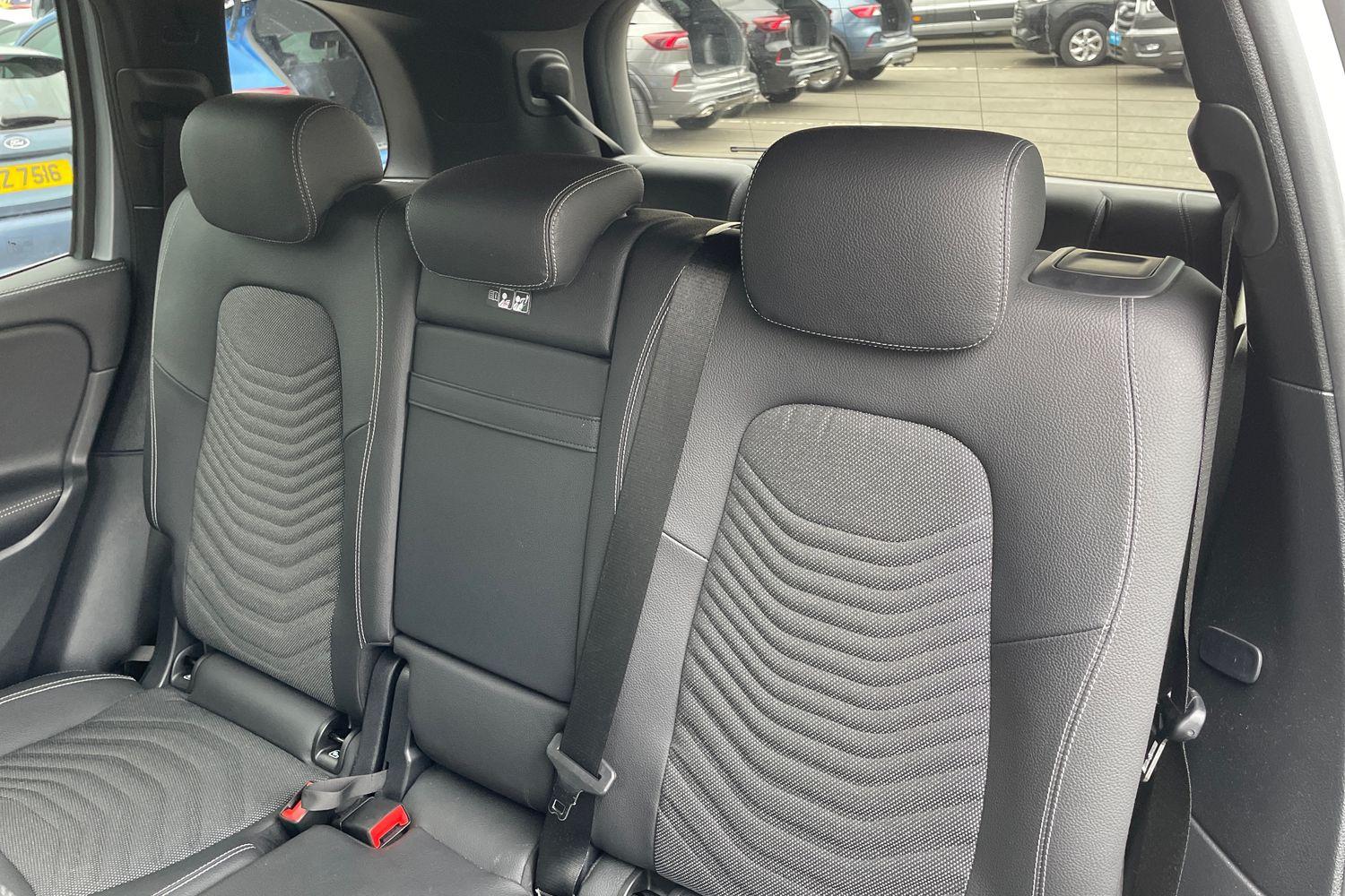Mercedes-Benz GLB Photo 19