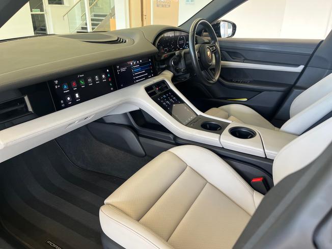 PORSCHE Taycan Photo 13