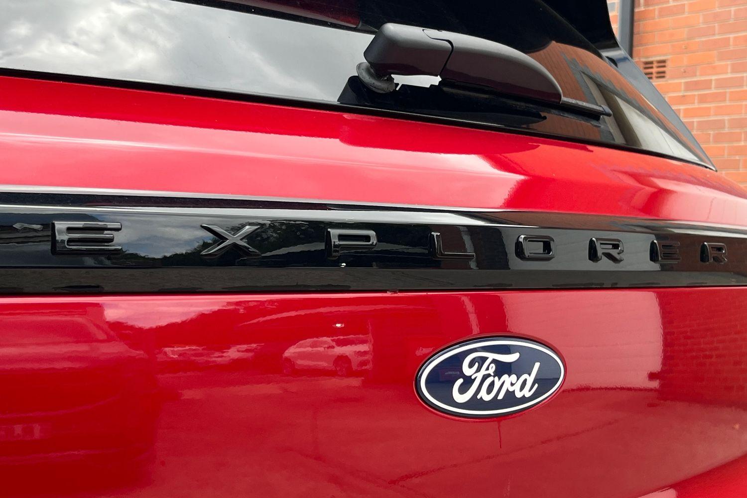 Ford EXPLORER Photo 24