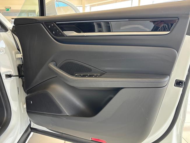 PORSCHE Macan Photo 20