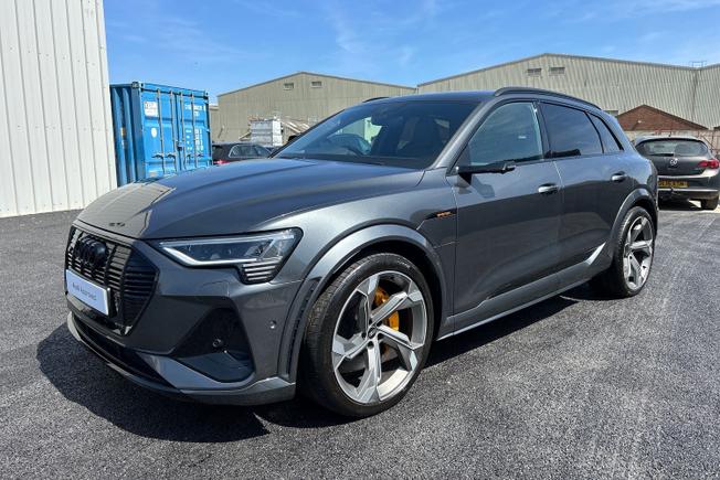 Audi e-tron S Photo 22