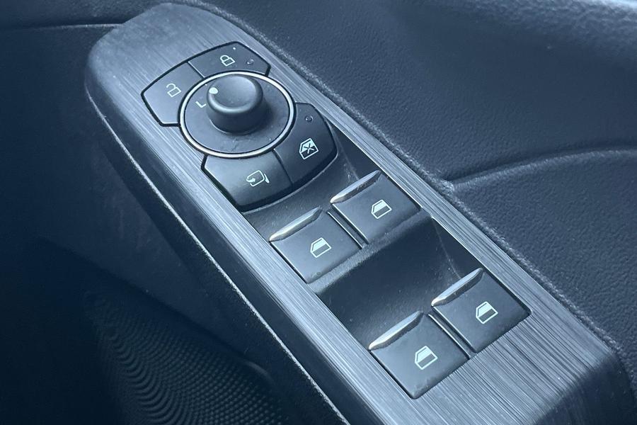Ford Kuga Photo autoimg-1fdb1649098055647fd8bf06330e5075dbb9bf3c.jpg