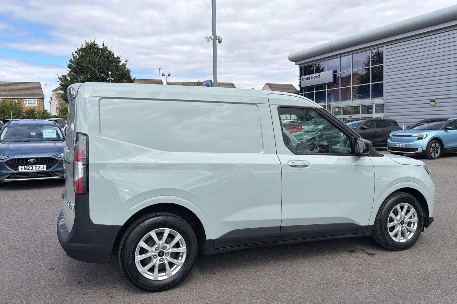 Ford TRANSIT COURIER Photo 6