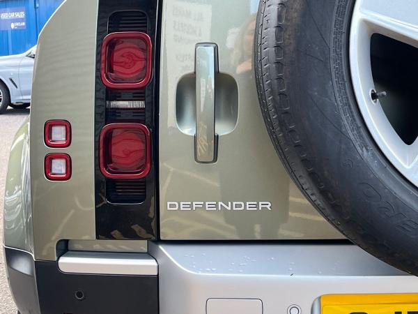 Land Rover Defender 110 Photo autoimg-1fe17287a0c3b1d275bcc0d5bb5c16d23f7b8f53.jpg