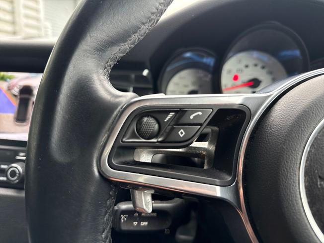 PORSCHE Macan Photo 16