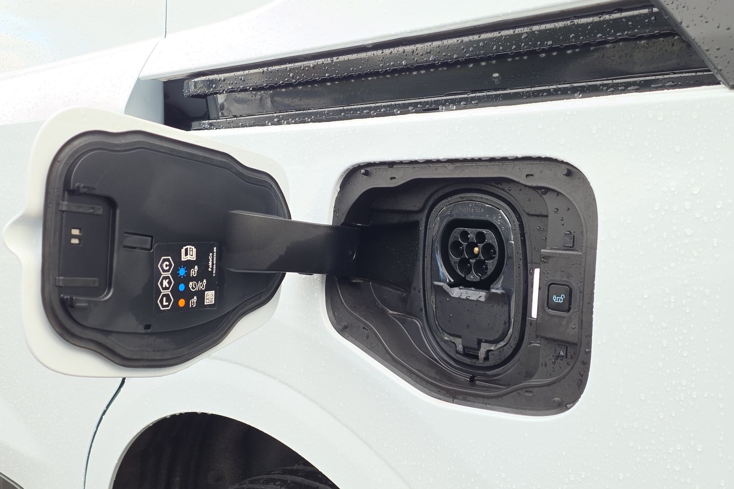 Ford E-TRANSIT COURIER Photo 25