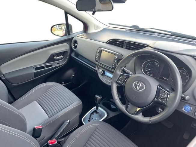 TOYOTA Yaris Photo 6
