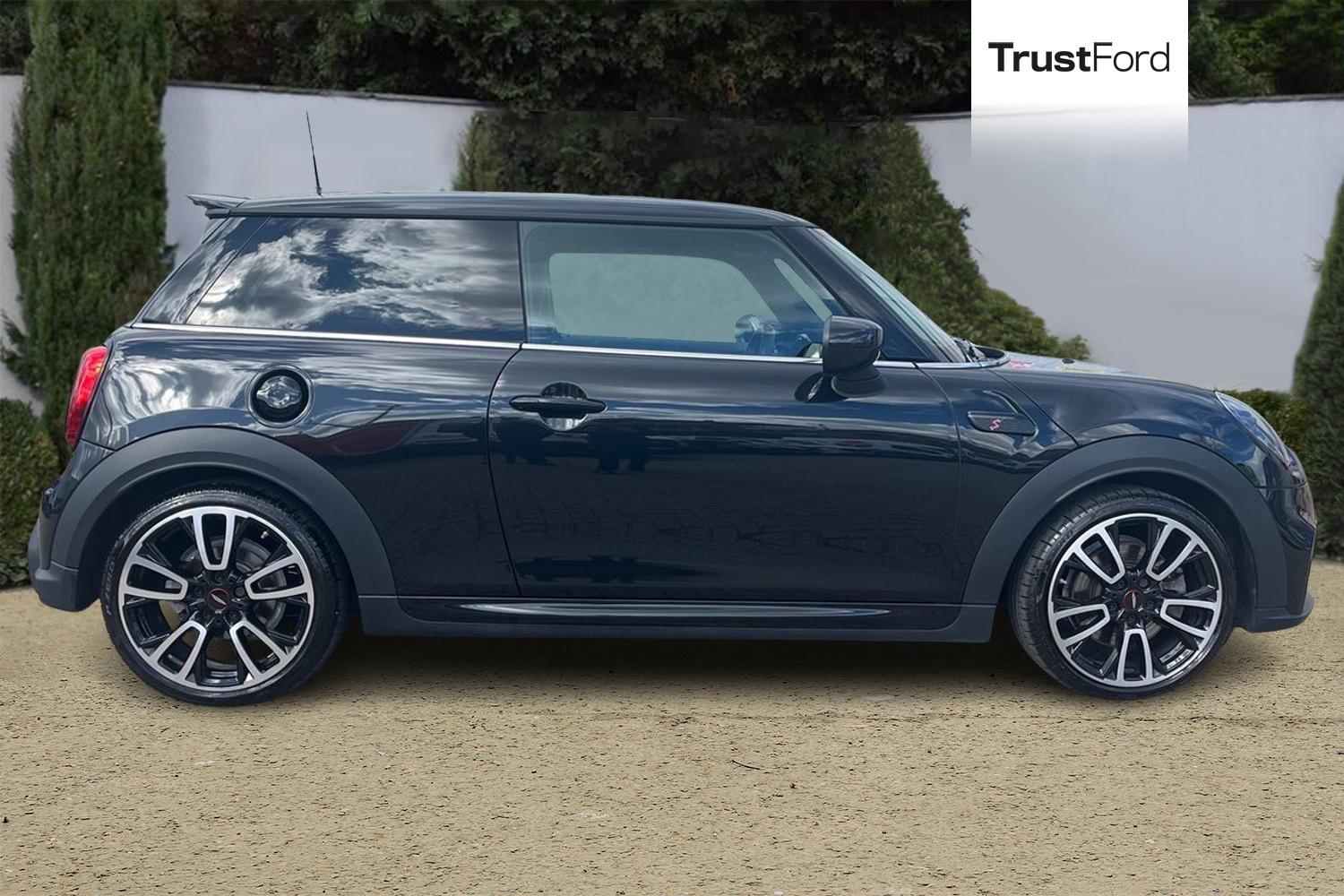 MINI Hatch Photo 2