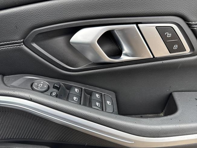 BMW 3 Series Photo 29