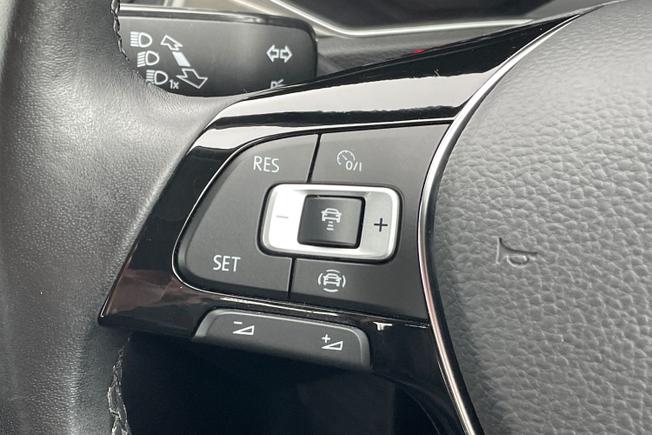 VOLKSWAGEN T-Roc Photo 16