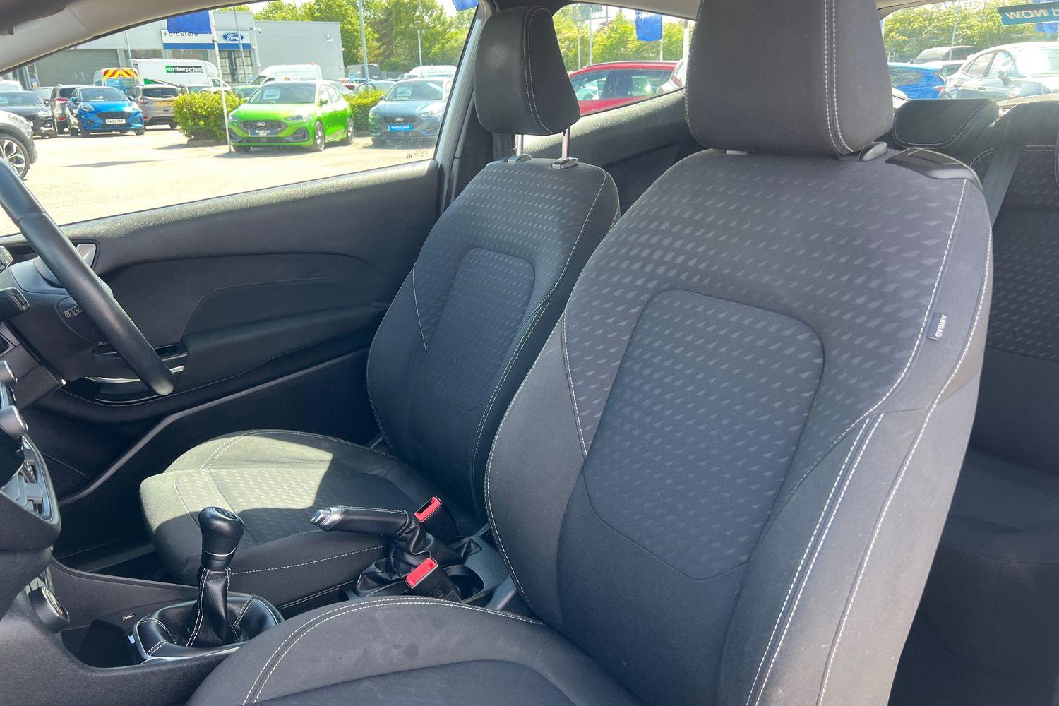 Ford FIESTA Photo 18