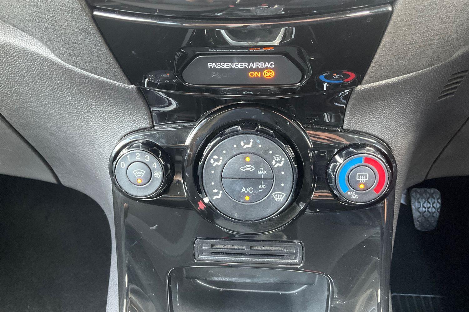 Ford FIESTA Photo 23