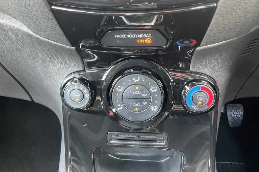 Ford FIESTA Photo autoimg-209da31af734aec8699bc2ec772863133feecd74.jpg