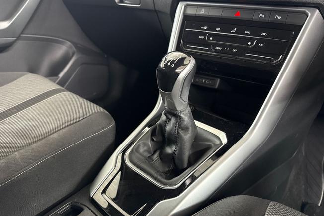 VOLKSWAGEN T-Roc Photo 23