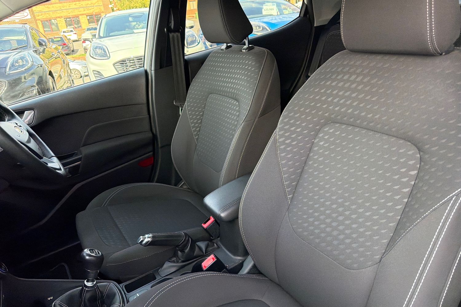 Ford FIESTA Photo 18