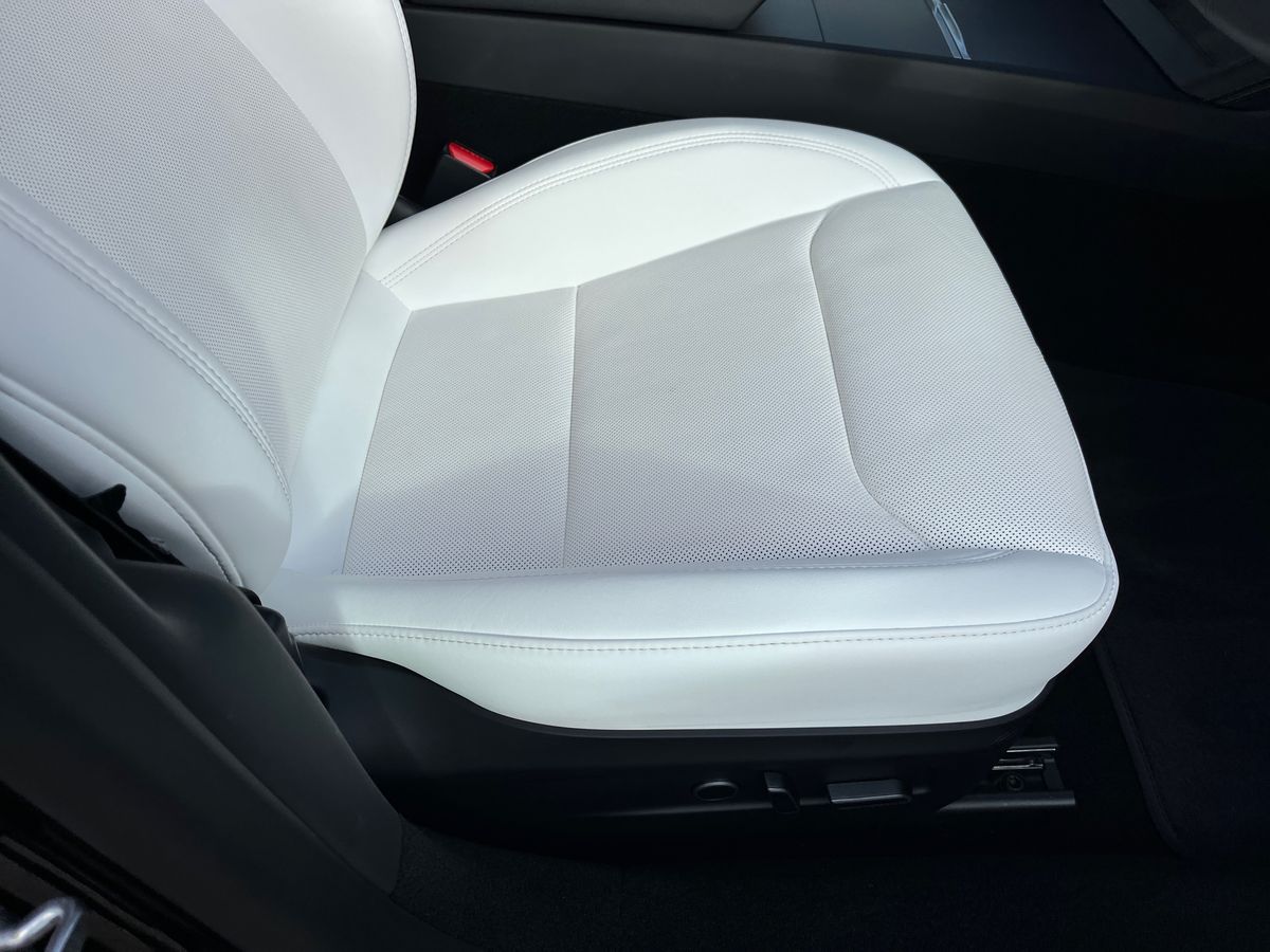 TESLA Model 3 Photo 29