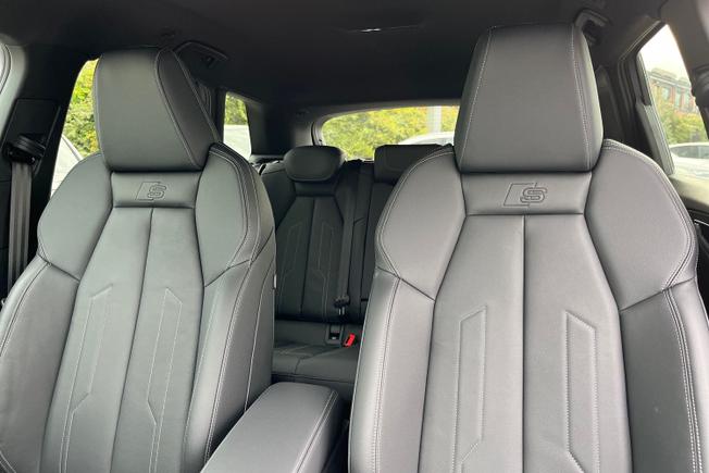 AUDI Q4 Photo 21