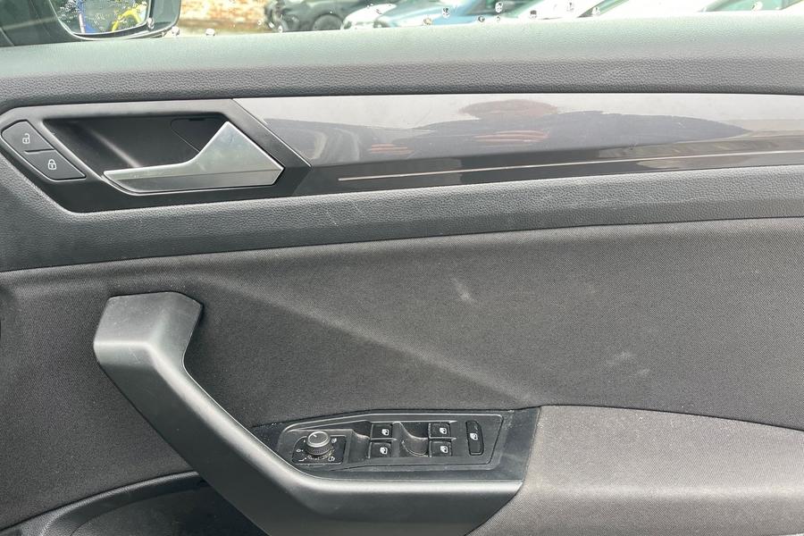 Volkswagen T-ROC Photo autoimg-2140ecc4337a41abff42ee389d6a92da7d676909.jpg