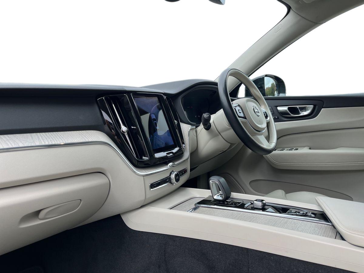Volvo XC60 Photo 2