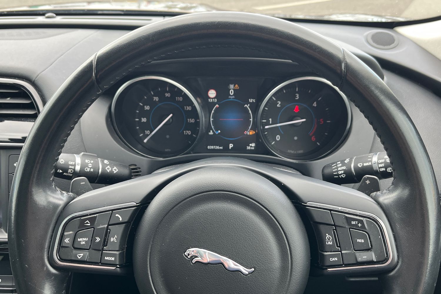 Jaguar F-PACE Photo 11