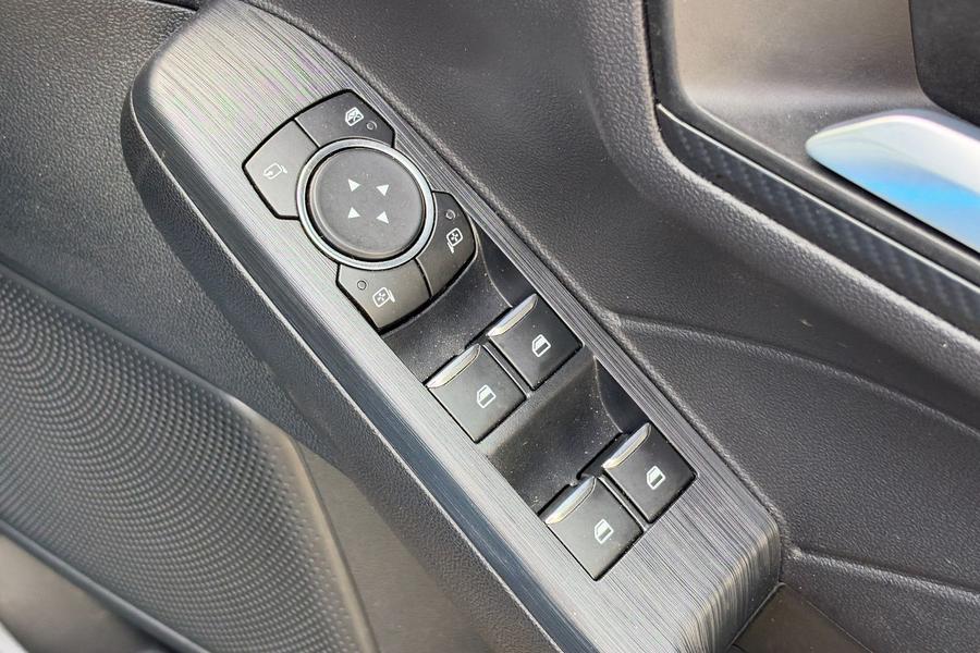 Ford KUGA Photo autoimg-215f9650b5d23c3c876dd0006fb3a194f566d809.jpg