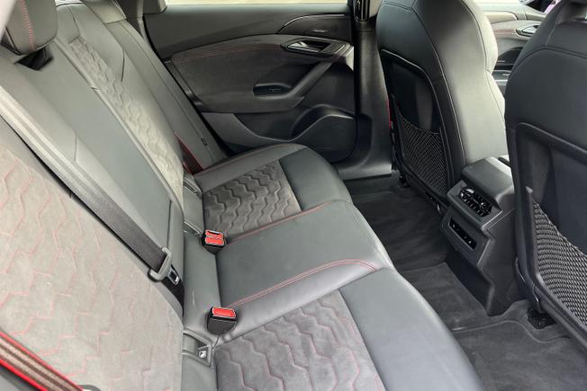 AUDI S6 E-Tron Avant Photo 43