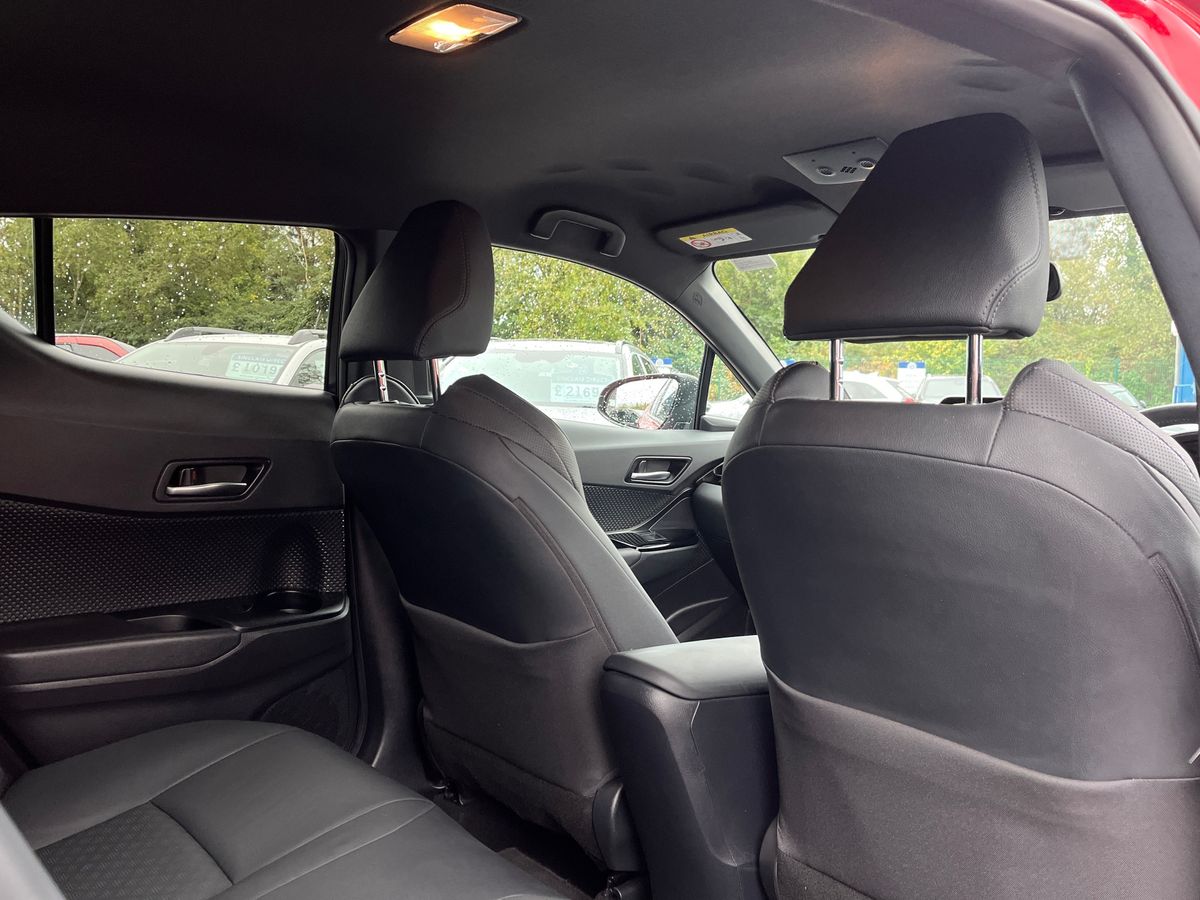 Toyota C-HR Photo 31