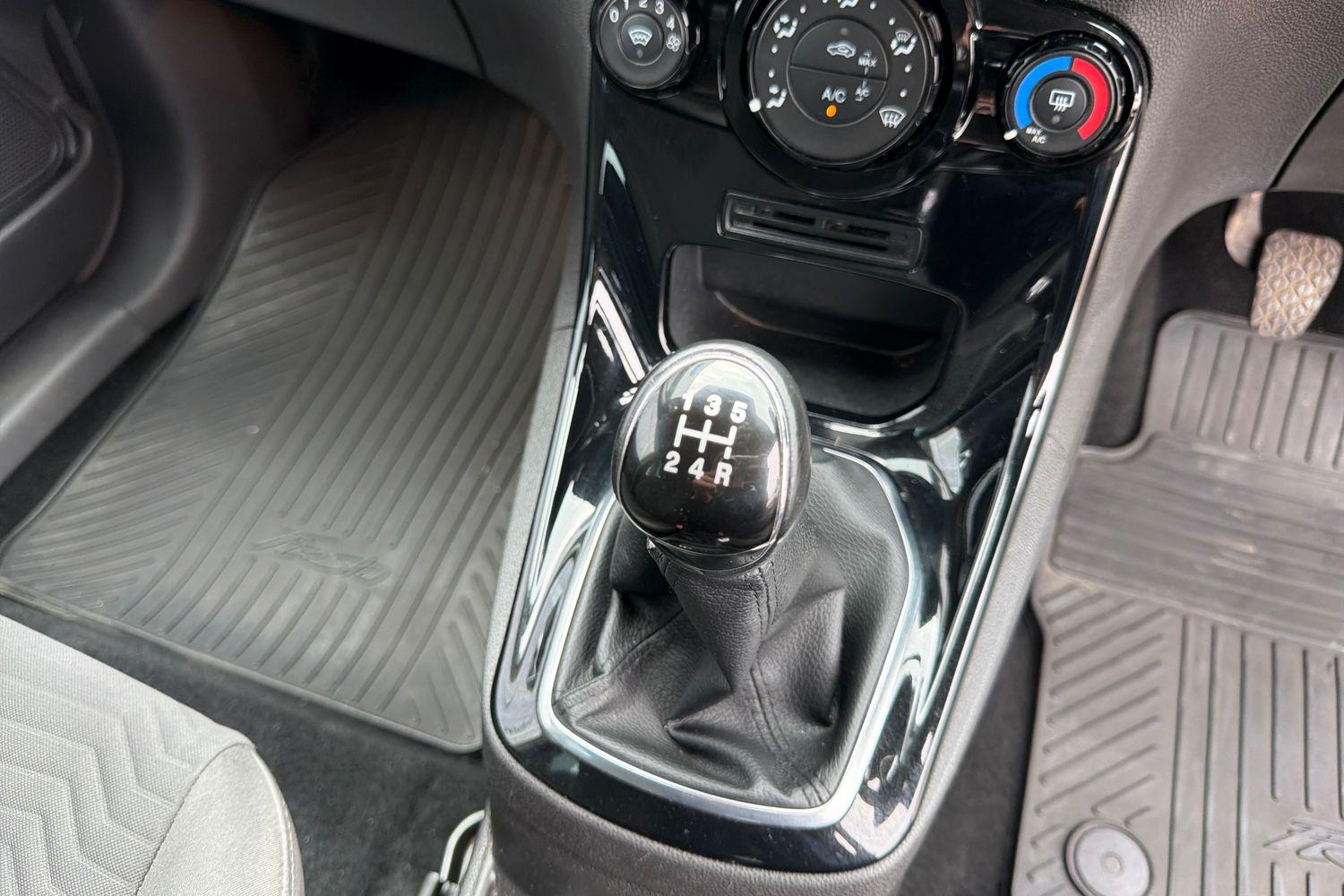 Ford FIESTA Photo 25
