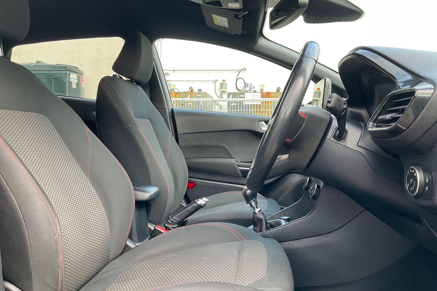 Ford FIESTA Photo 16