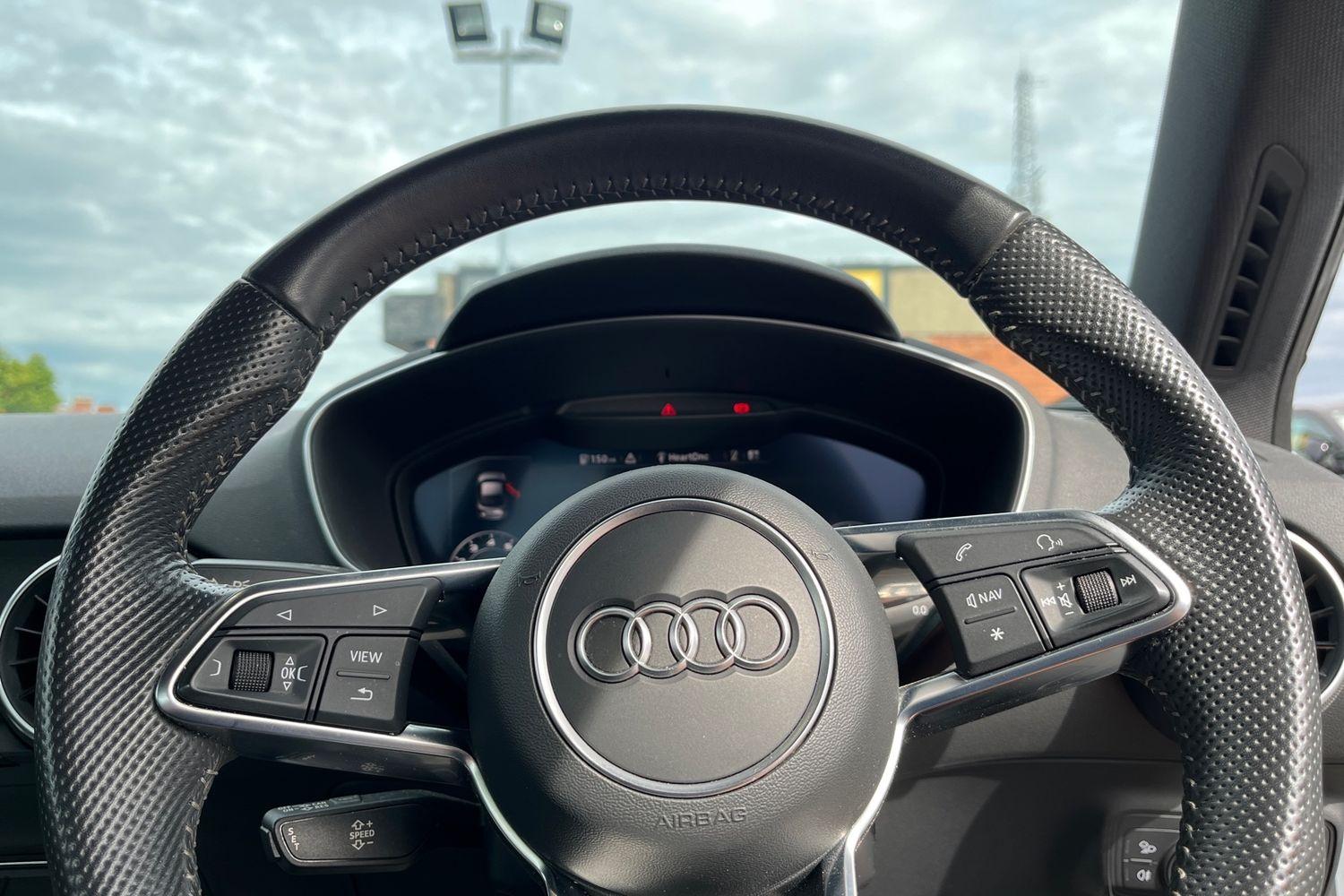 Audi TT Photo 11