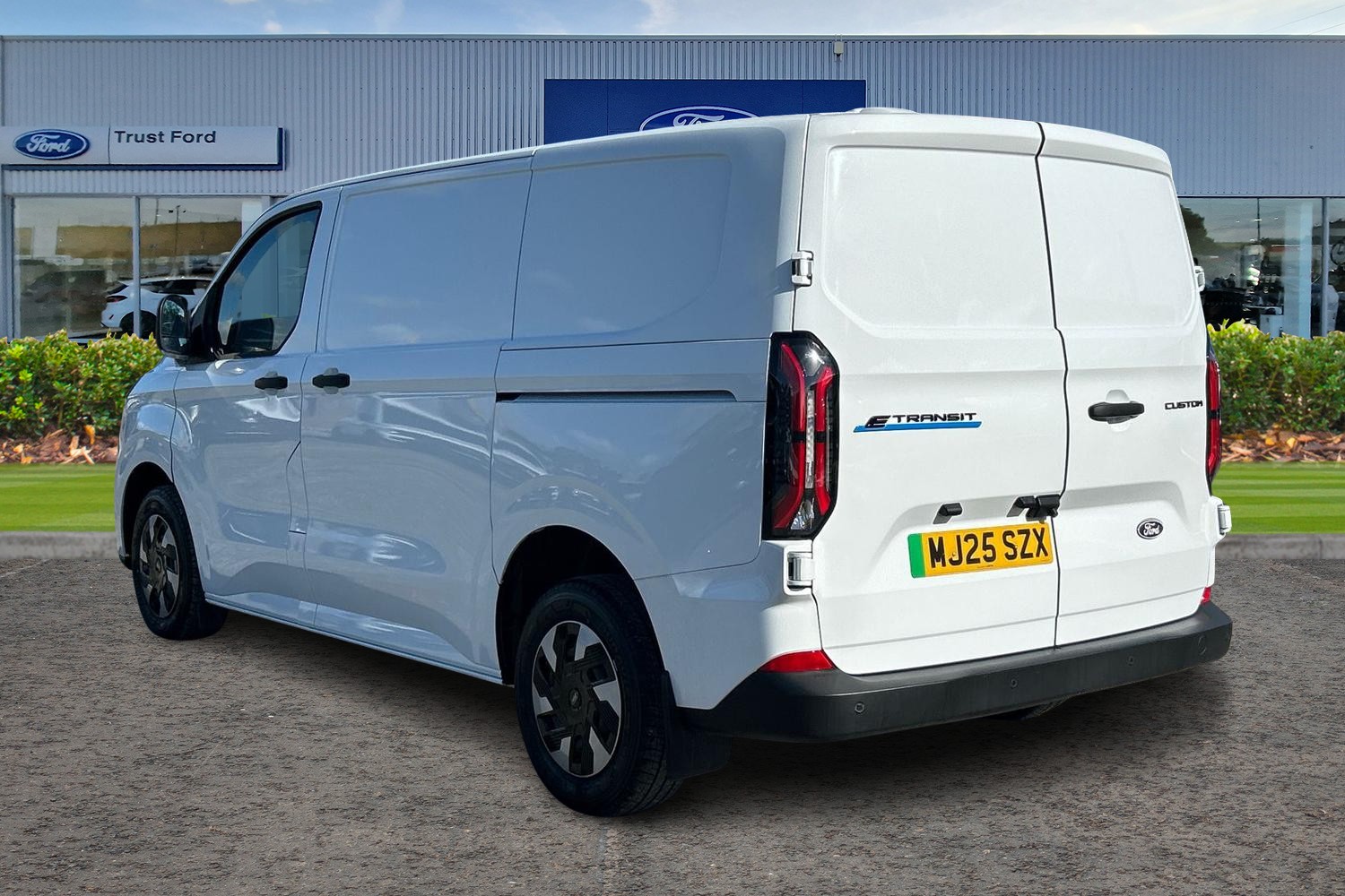Ford E-TRANSIT CUSTOM Photo 1